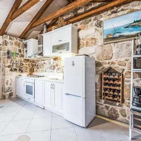 Sleeps 8 Pool Air Con Wifi * Mlini