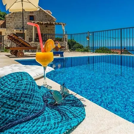 Sleeps 8 Pool Air Con Wifi Willa