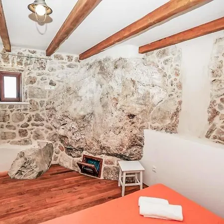 Sleeps 8 Pool Air Con Wifi *