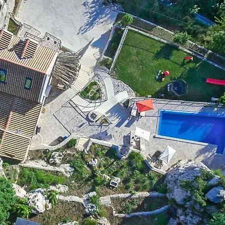 Sleeps 8 Pool Air Con Wifi Mlini