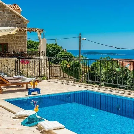 Sleeps 8 Pool Air Con Wifi