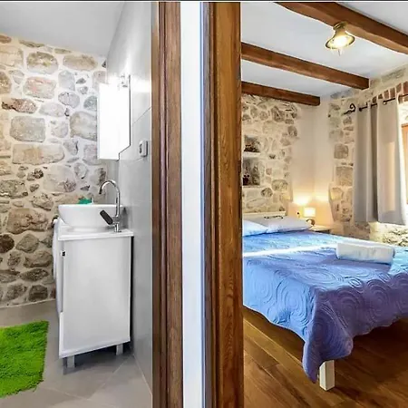 Sleeps 8 Pool Air Con Wifi * Mlini