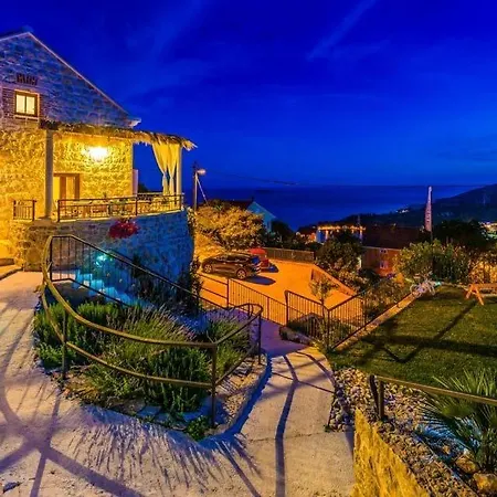 Sleeps 8 Pool Air Con Wifi Mlini