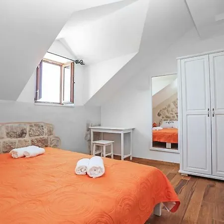 Sleeps 8 Pool Air Con Wifi * Mlini