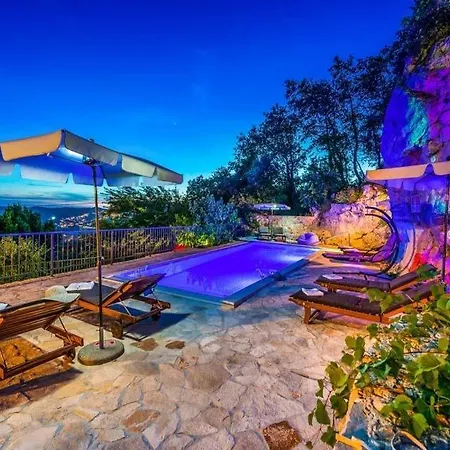 Sleeps 8 Pool Air Con Wifi *