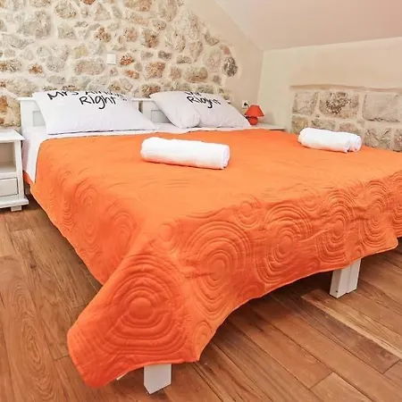 Sleeps 8 Pool Air Con Wifi * Mlini