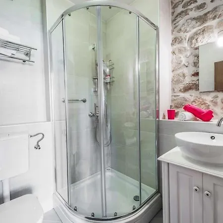 Sleeps 8 Pool Air Con Wifi Mlini