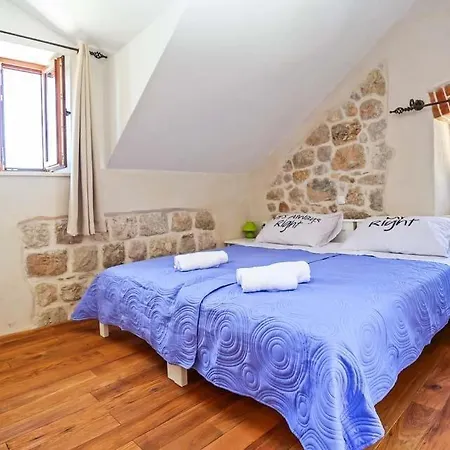 Villa Sleeps 8 Pool Air Con Wifi Mlini