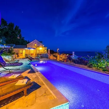 Villa Sleeps 8 Pool Air Con Wifi