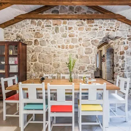 Sleeps 8 Pool Air Con Wifi Mlini