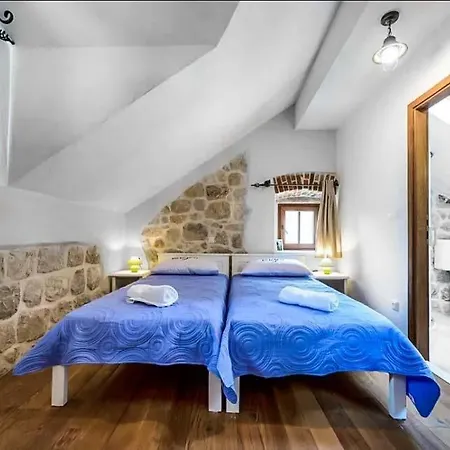 Sleeps 8 Pool Air Con Wifi Villa Mlini